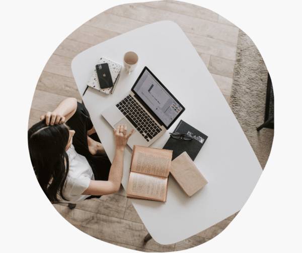 Femme qui travaille sur son bureau