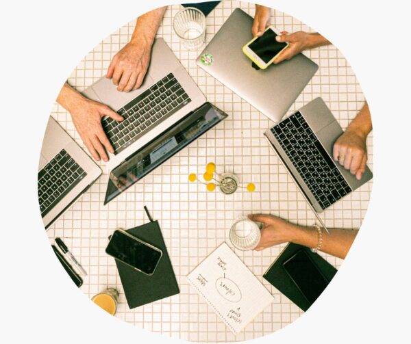 Travail de groupe sur un bureau